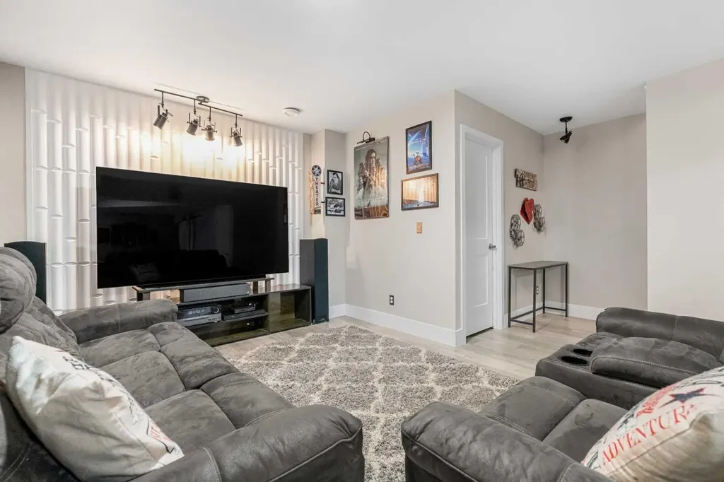 1717 Baywater Road SW Airdrie AB T4B 3V3