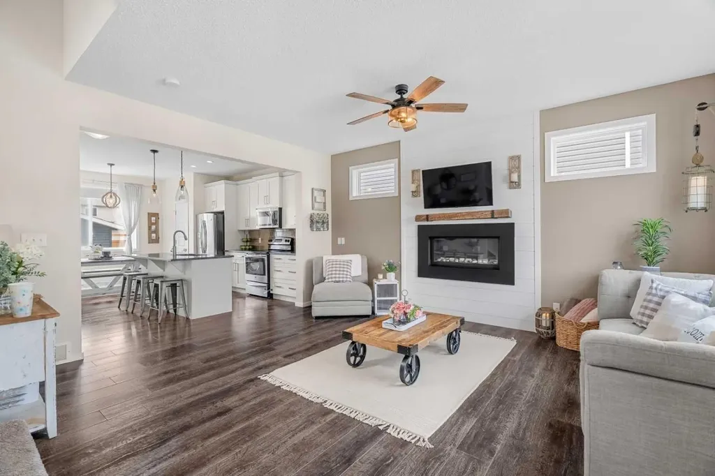 1717 Baywater Road SW Airdrie AB T4B 3V3
