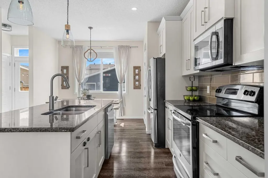 1717 Baywater Road SW Airdrie AB T4B 3V3
