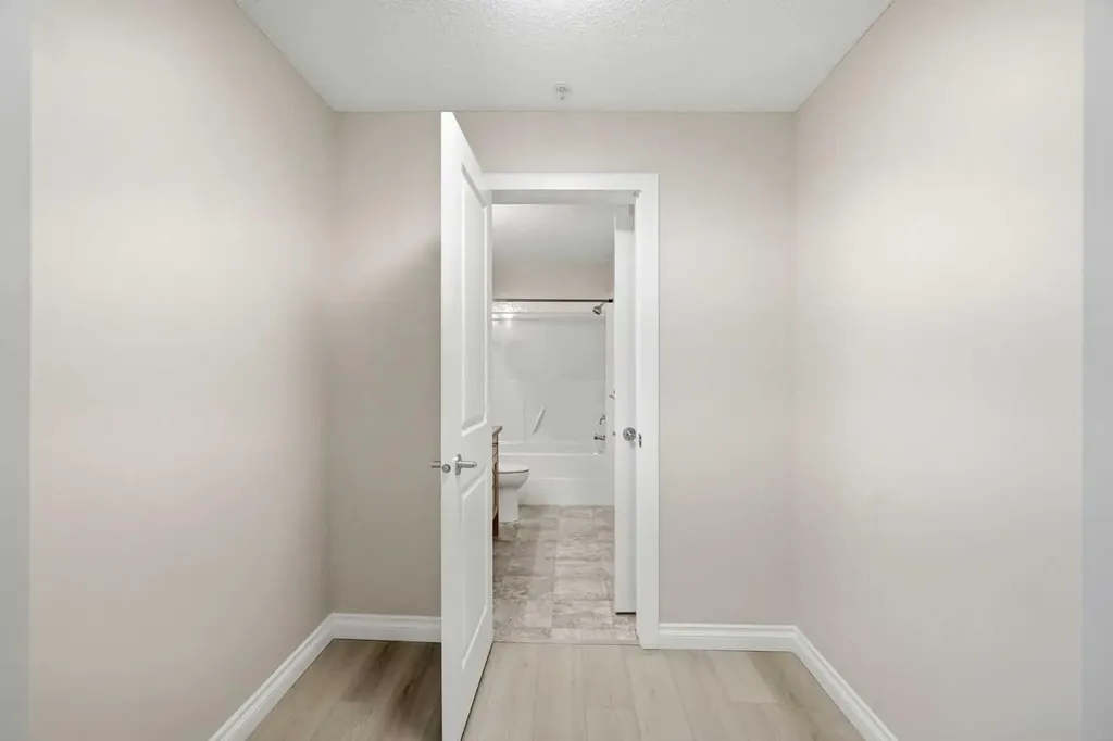 2233 34 Avenue SW Calgary AB T2T 6N2