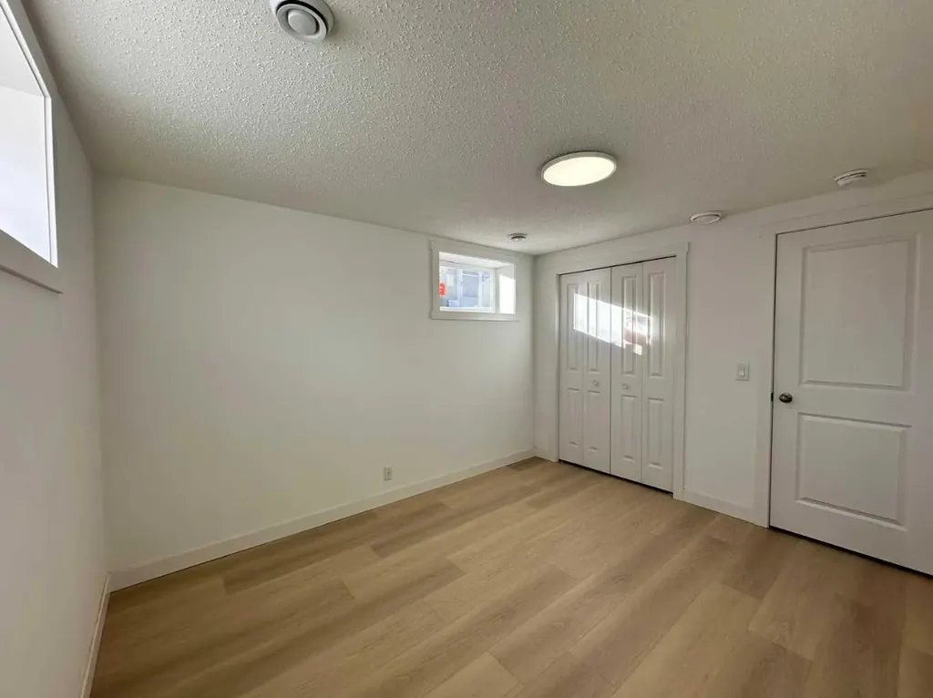 7116 Hunterville Road NW Calgary AB T2K 4J8