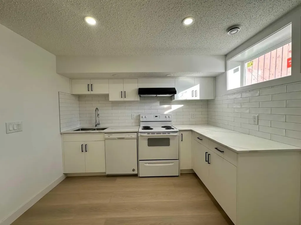 7116 Hunterville Road NW Calgary AB T2K 4J8