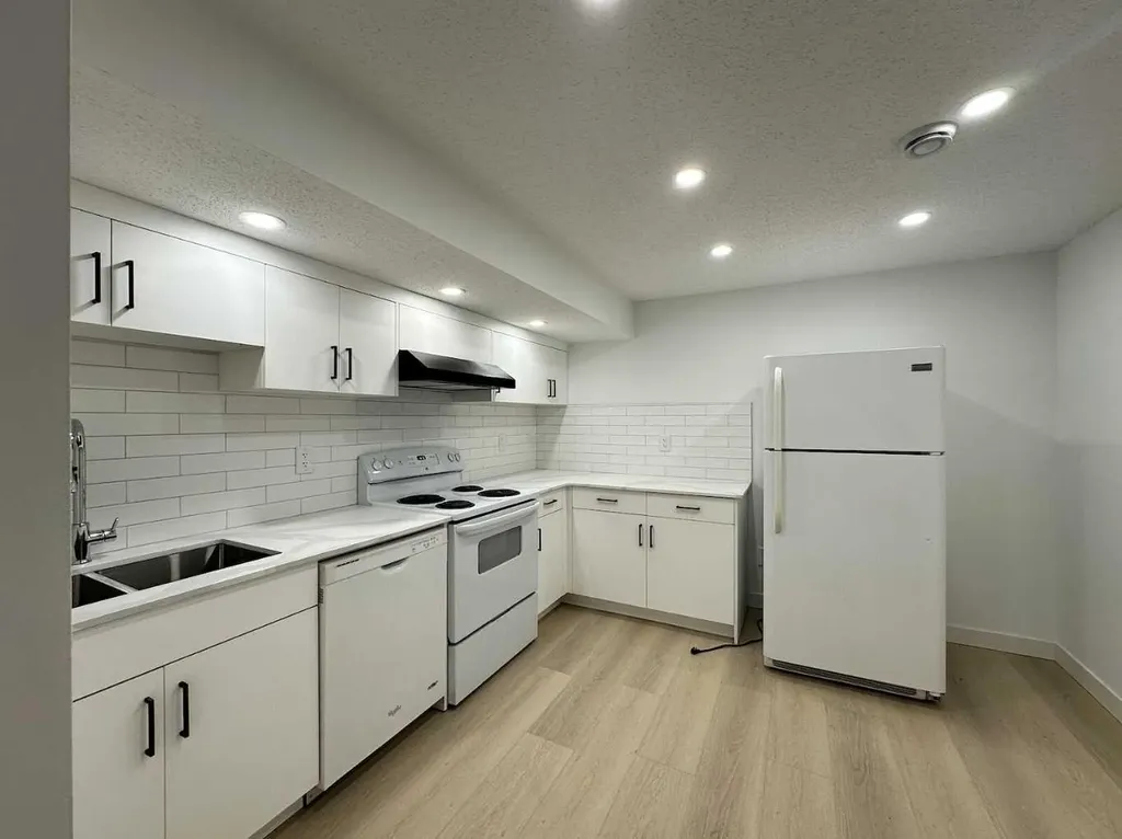 7116 Hunterville Road NW Calgary AB T2K 4J8