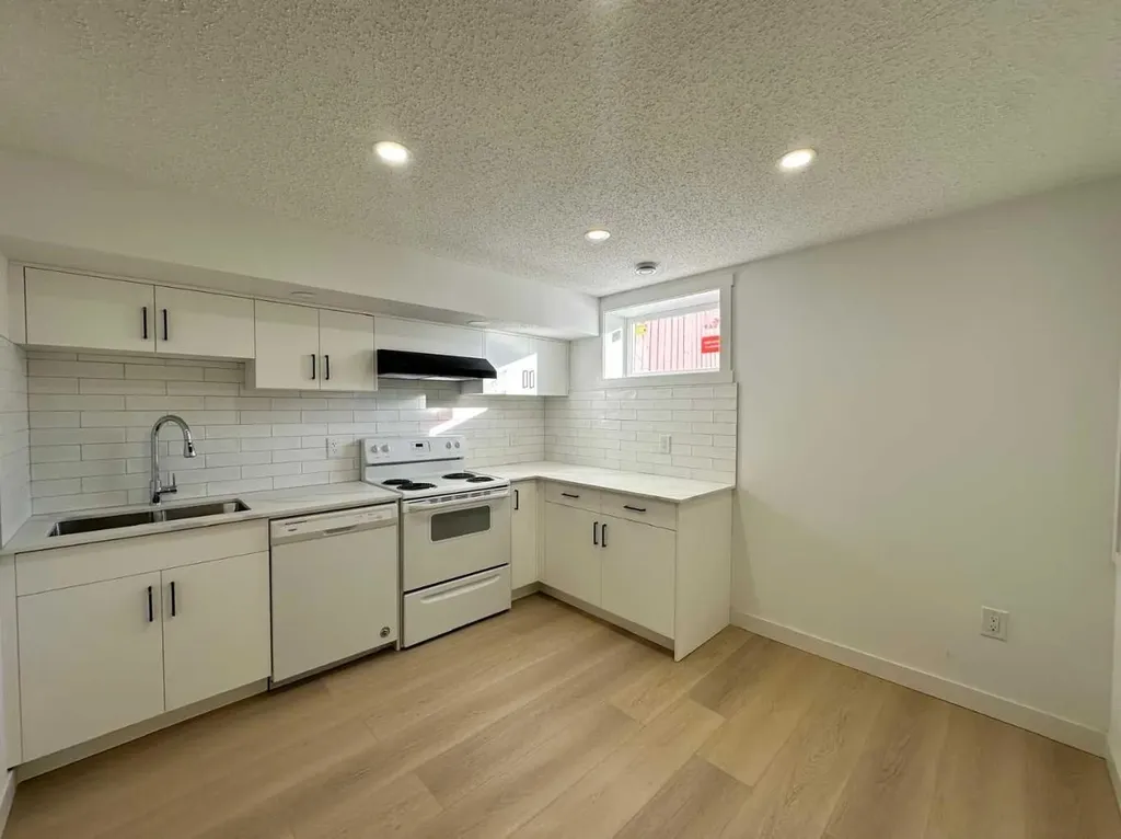 7116 Hunterville Road NW Calgary AB T2K 4J8