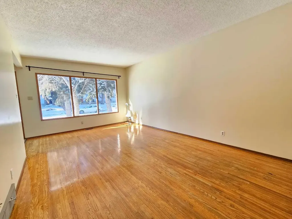 7116 Hunterville Road NW Calgary AB T2K 4J8