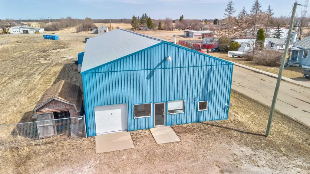 5024 50 Avenue Eaglesham AB T0H 1H0