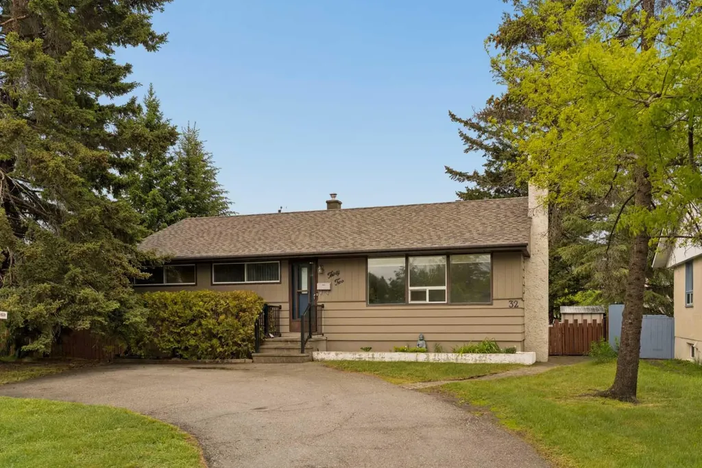 32 Gladeview Crescent SW Calgary AB T3E4X8