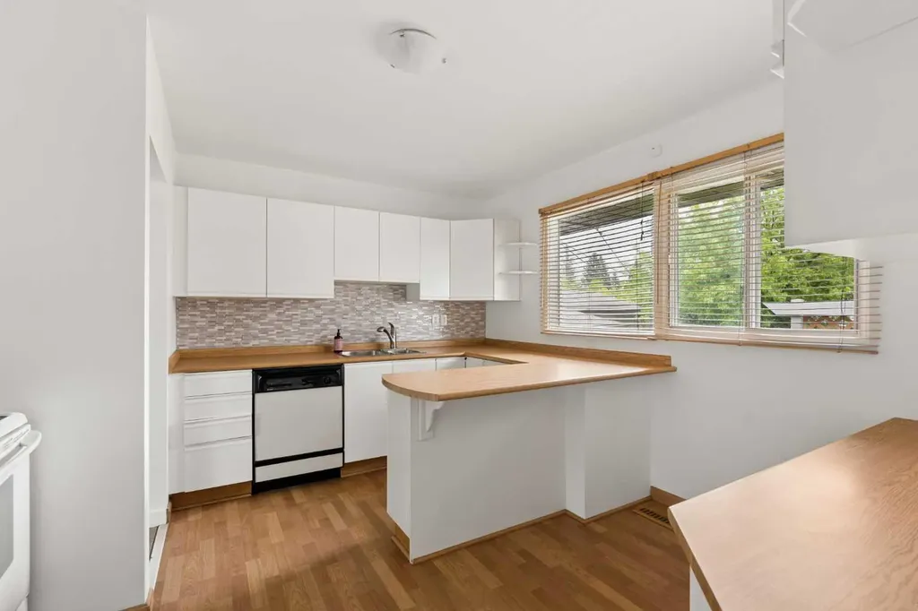 32 Gladeview Crescent SW Calgary AB T3E4X8