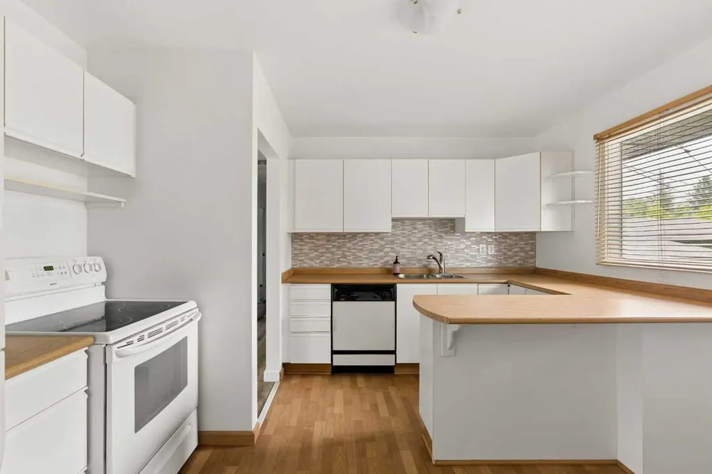 32 Gladeview Crescent SW Calgary AB T3E4X8