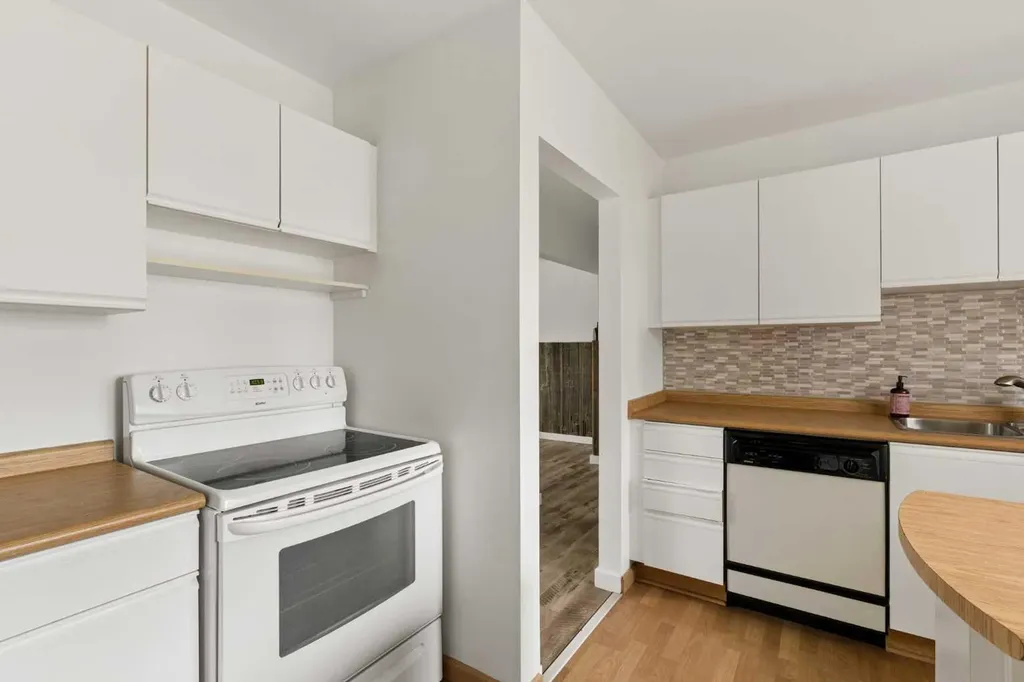 32 Gladeview Crescent SW Calgary AB T3E4X8