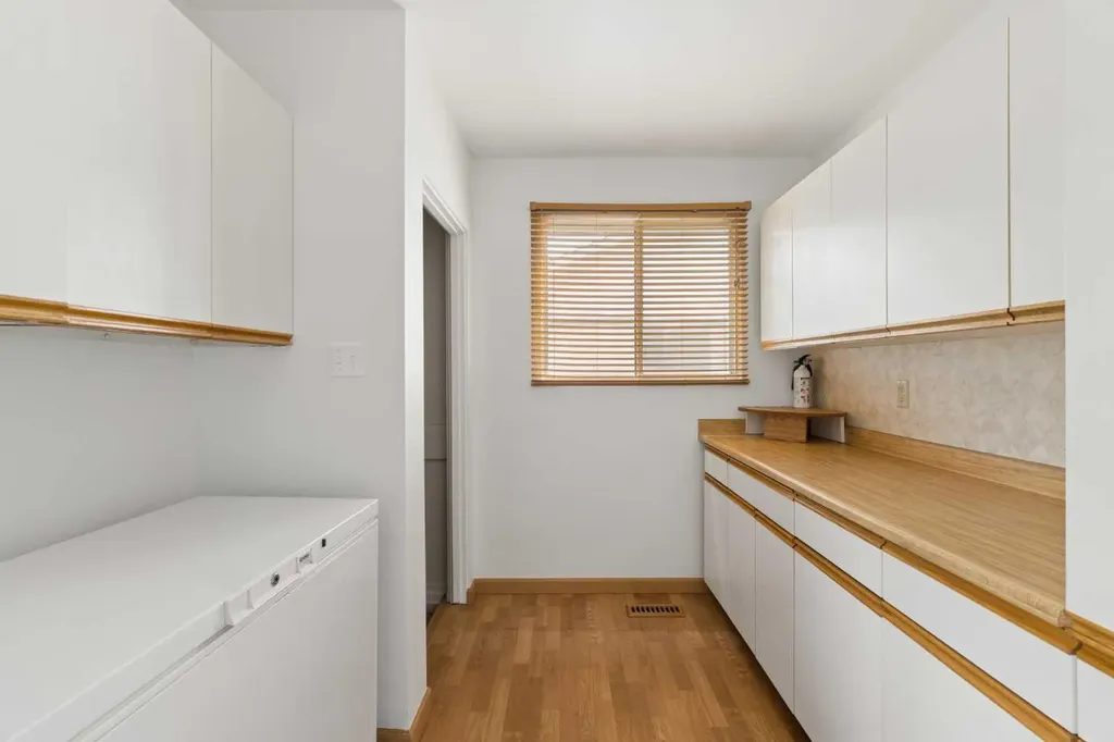 32 Gladeview Crescent SW Calgary AB T3E4X8