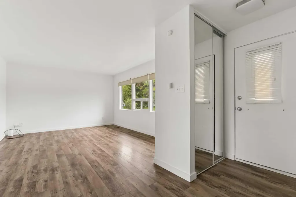32 Gladeview Crescent SW Calgary AB T3E4X8