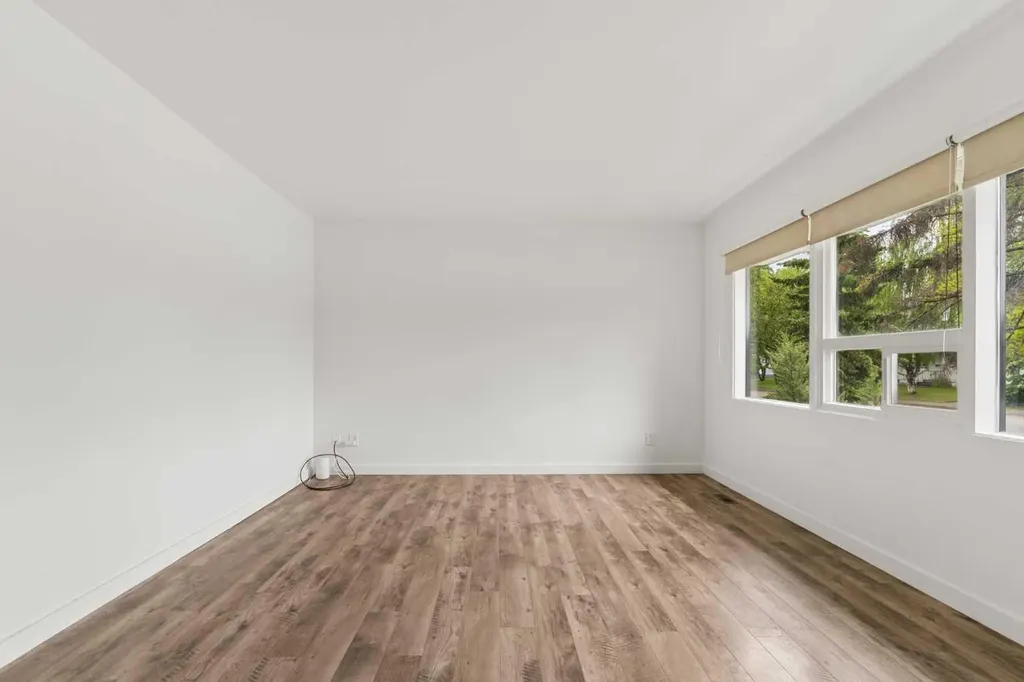 32 Gladeview Crescent SW Calgary AB T3E4X8