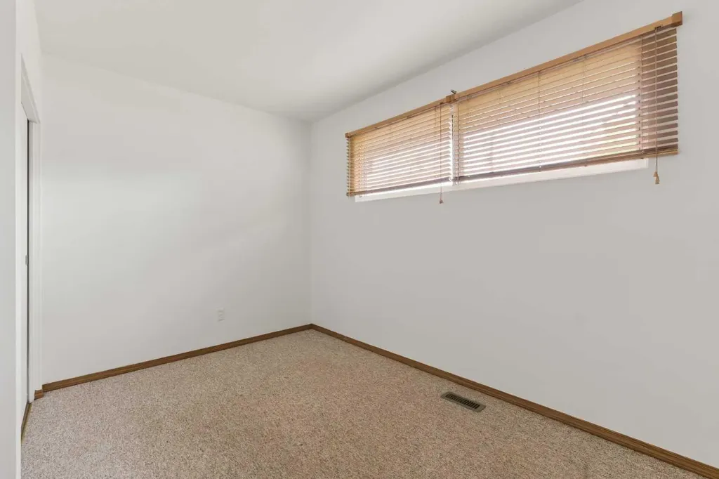32 Gladeview Crescent SW Calgary AB T3E4X8