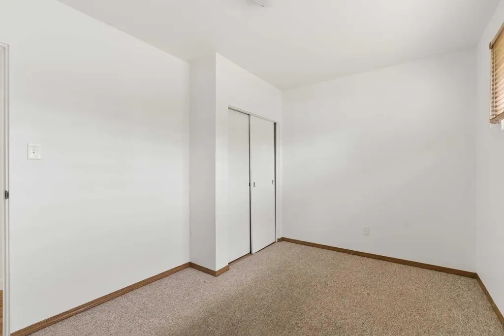 32 Gladeview Crescent SW Calgary AB T3E4X8