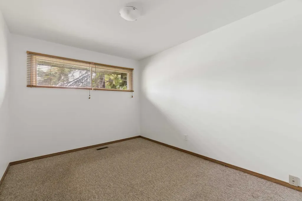 32 Gladeview Crescent SW Calgary AB T3E4X8