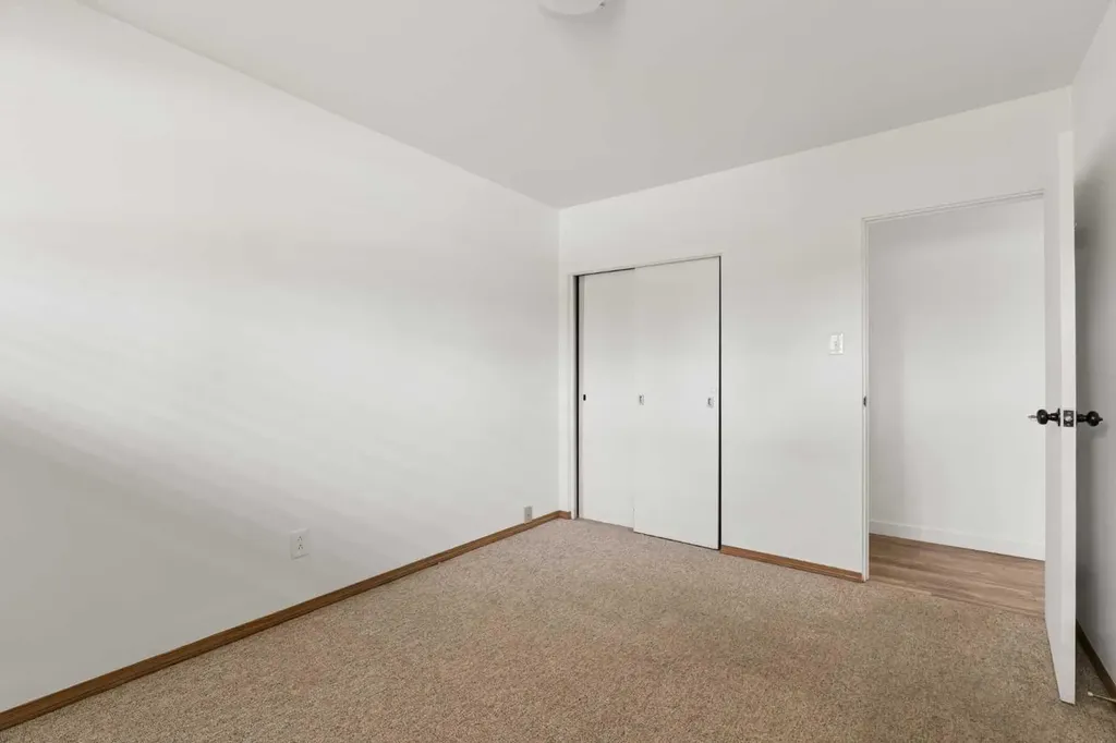 32 Gladeview Crescent SW Calgary AB T3E4X8