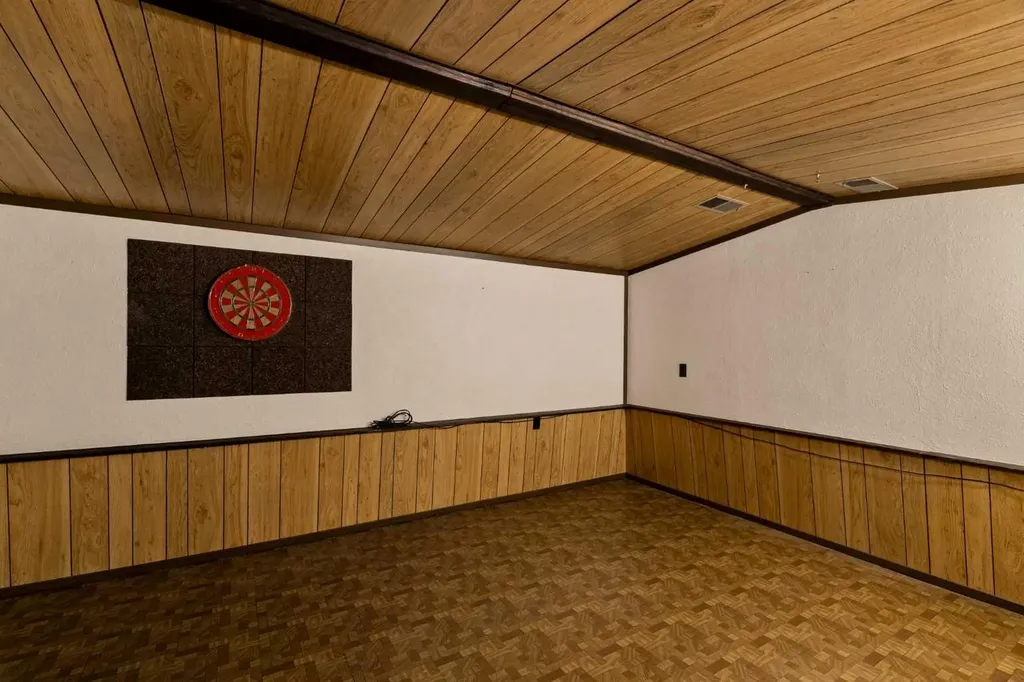 32 Gladeview Crescent SW Calgary AB T3E4X8
