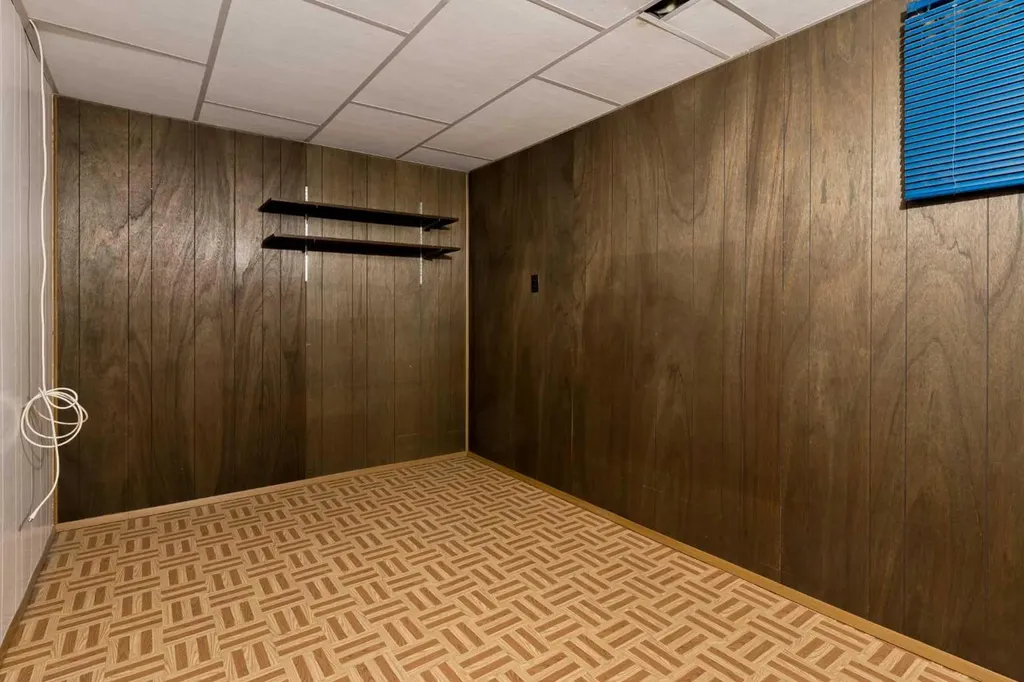 32 Gladeview Crescent SW Calgary AB T3E4X8