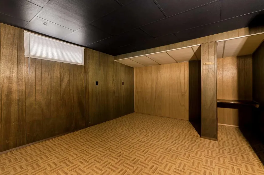 32 Gladeview Crescent SW Calgary AB T3E4X8