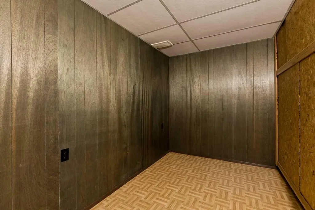 32 Gladeview Crescent SW Calgary AB T3E4X8