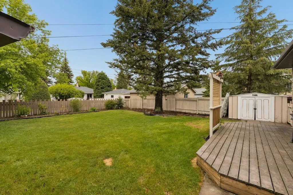 32 Gladeview Crescent SW Calgary AB T3E4X8