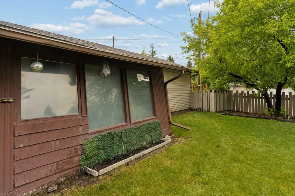 32 Gladeview Crescent SW Calgary AB T3E4X8