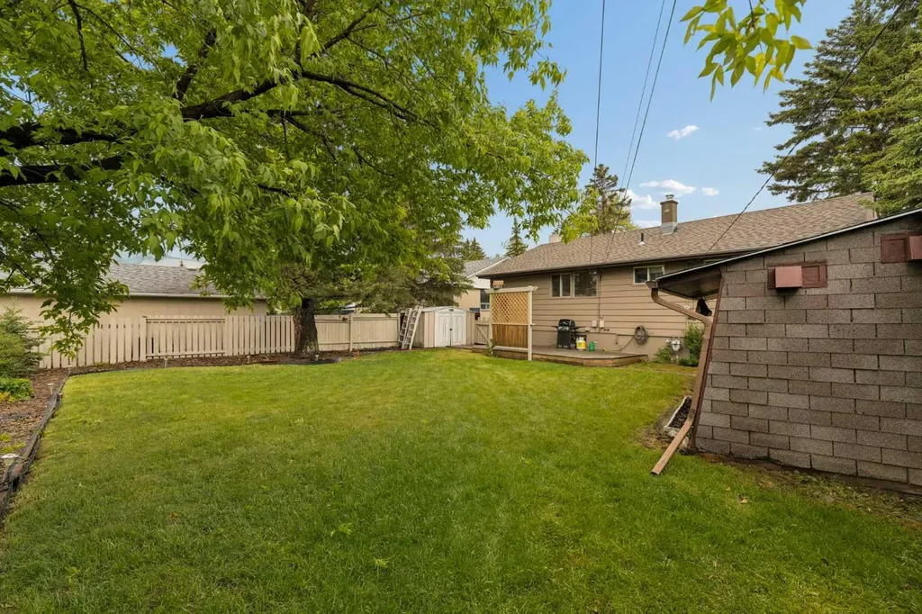 32 Gladeview Crescent SW Calgary AB T3E4X8