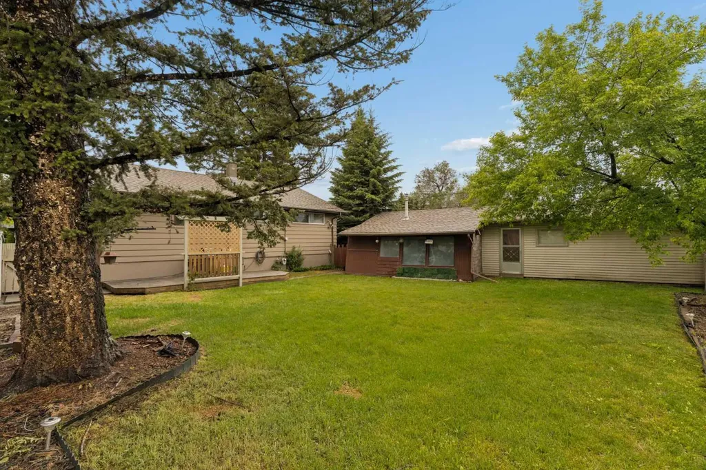32 Gladeview Crescent SW Calgary AB T3E4X8