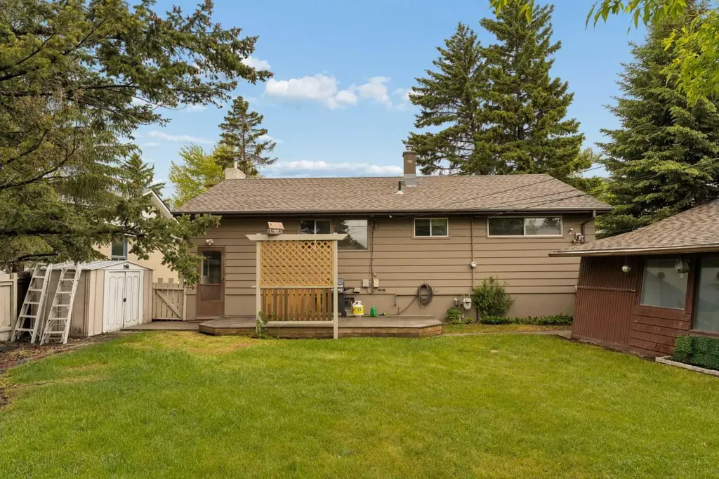 32 Gladeview Crescent SW Calgary AB T3E4X8