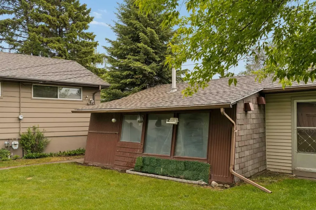 32 Gladeview Crescent SW Calgary AB T3E4X8