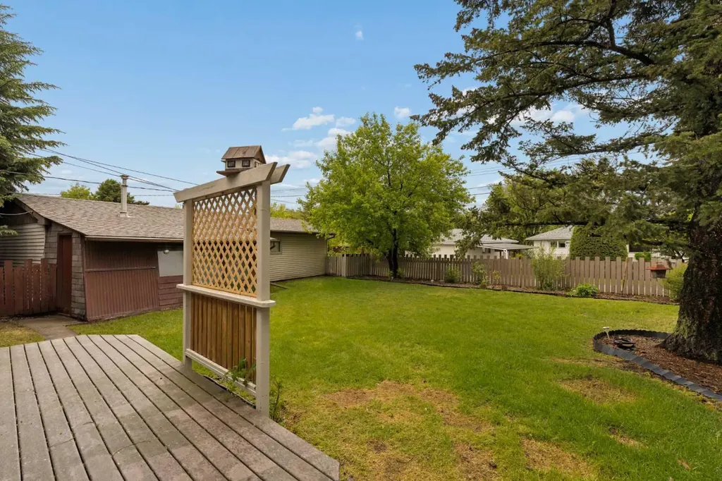 32 Gladeview Crescent SW Calgary AB T3E4X8