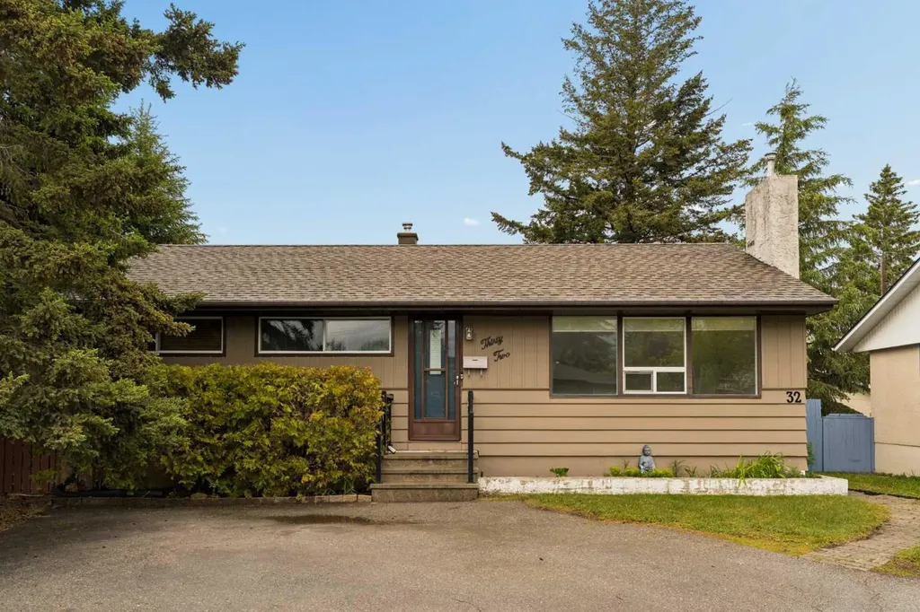 32 Gladeview Crescent SW Calgary AB T3E4X8