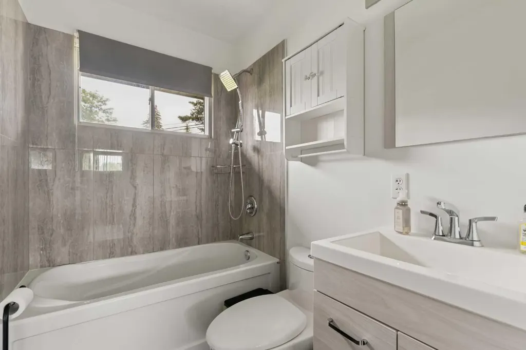 32 Gladeview Crescent SW Calgary AB T3E4X8