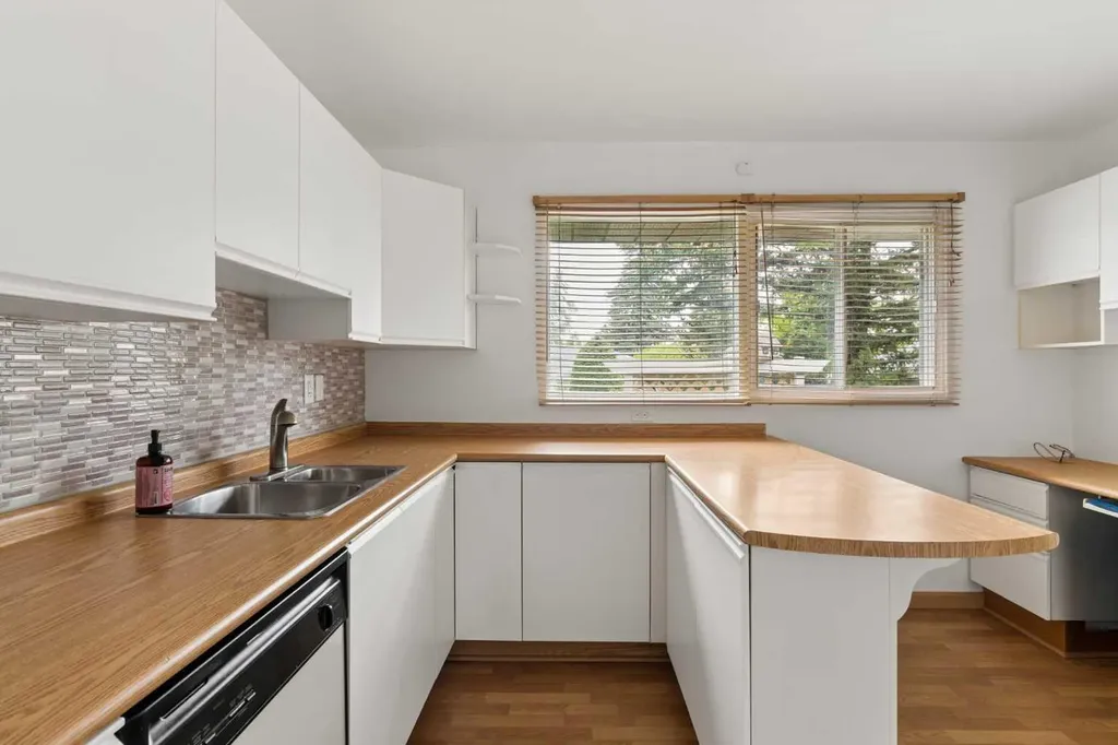 32 Gladeview Crescent SW Calgary AB T3E4X8