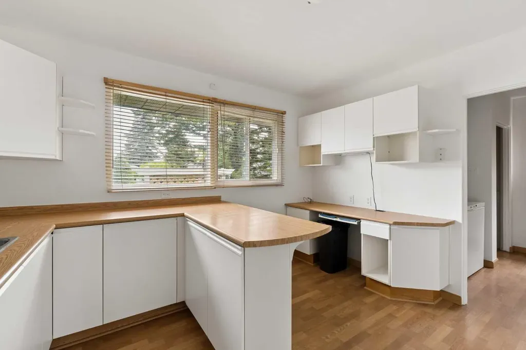 32 Gladeview Crescent SW Calgary AB T3E4X8