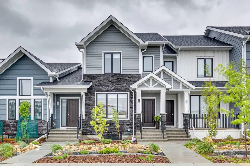 15 Larkspur Bend Okotoks AB T1S 3K7