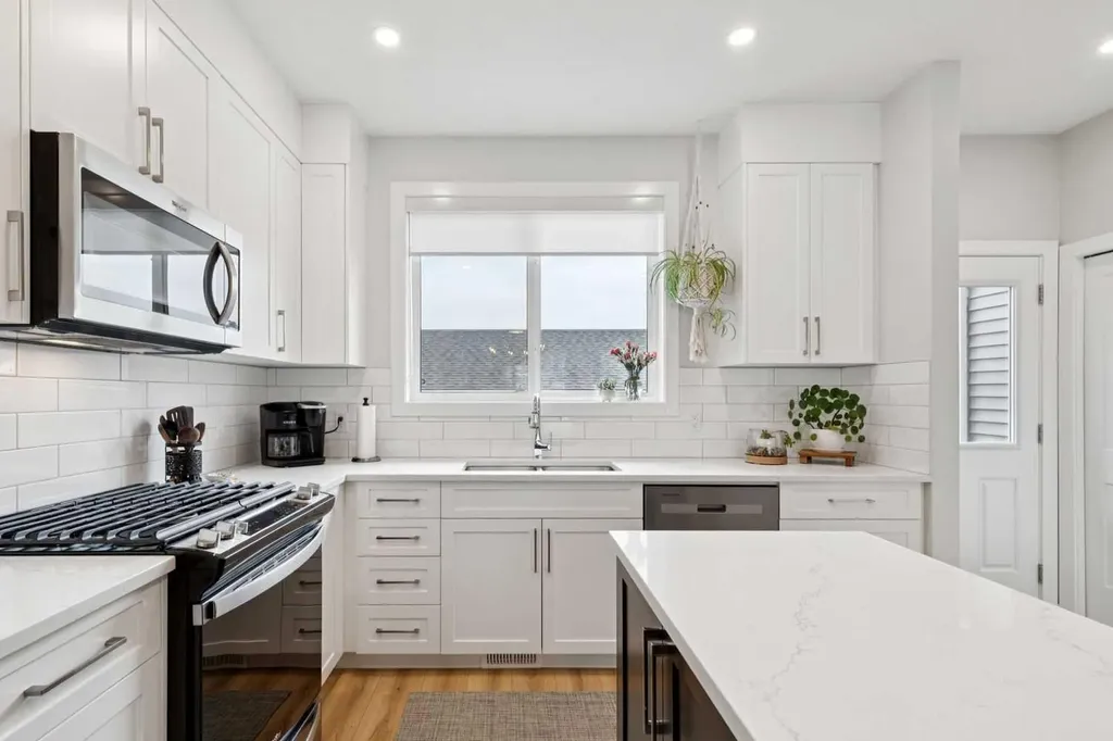 15 Larkspur Bend Okotoks AB T1S 3K7