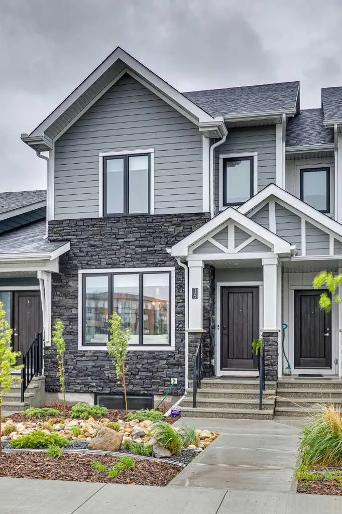 15 Larkspur Bend Okotoks AB T1S 3K7