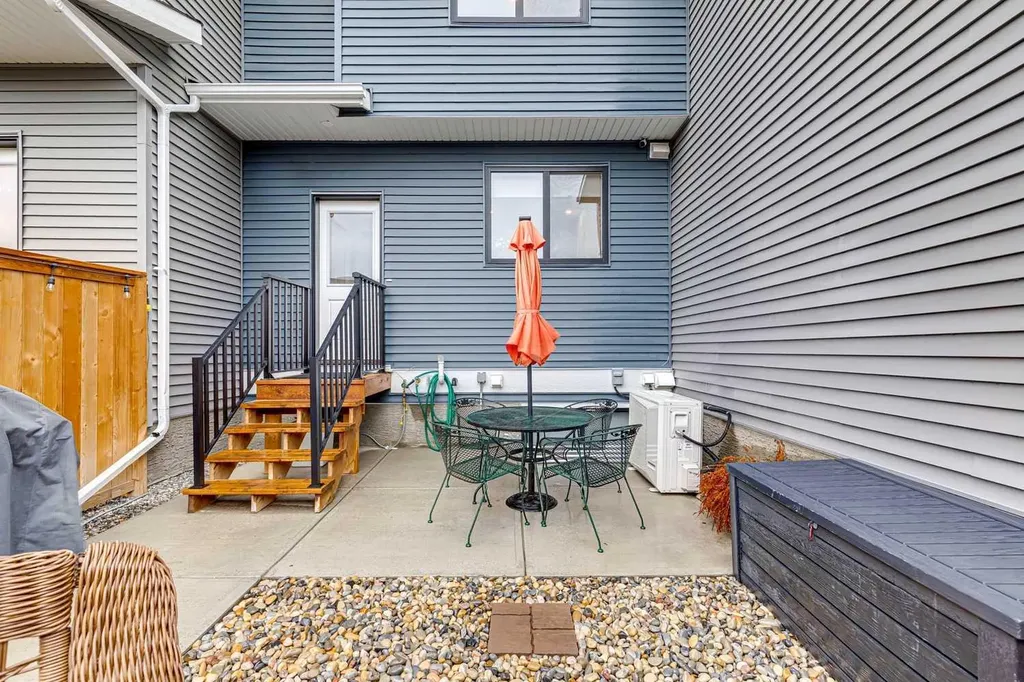 15 Larkspur Bend Okotoks AB T1S 3K7