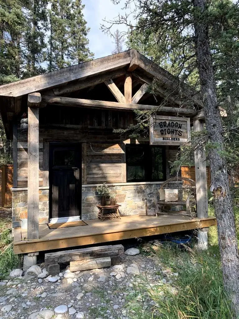 20 Spruce Avenue Bragg Creek AB T0L 0K0