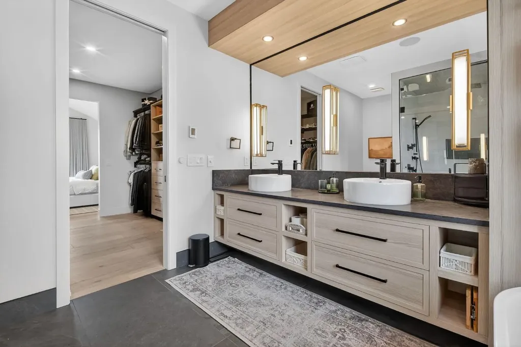 6515 Longmoor Way SW Calgary AB T3E5Z8