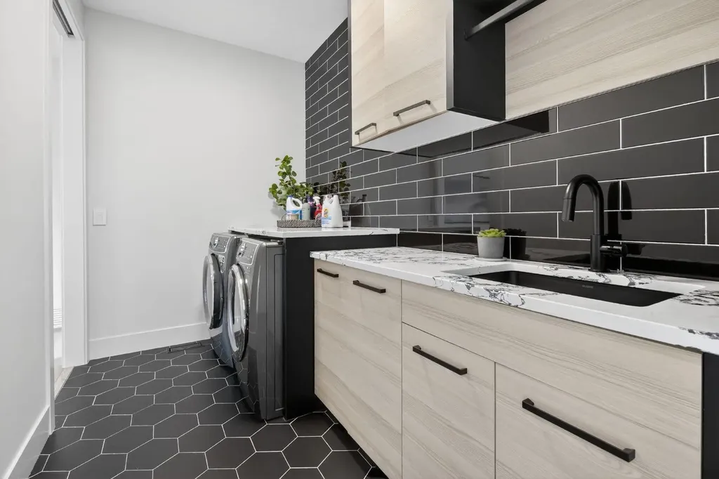 6515 Longmoor Way SW Calgary AB T3E5Z8
