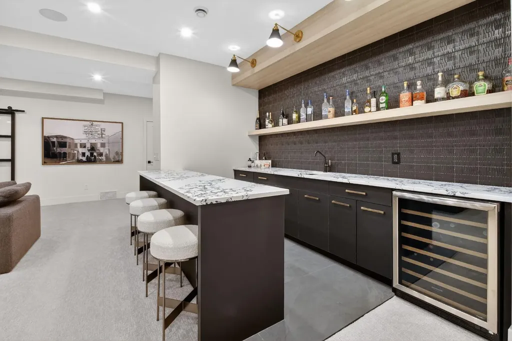 6515 Longmoor Way SW Calgary AB T3E5Z8