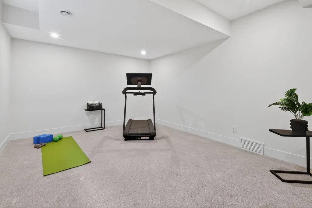 6515 Longmoor Way SW Calgary AB T3E5Z8