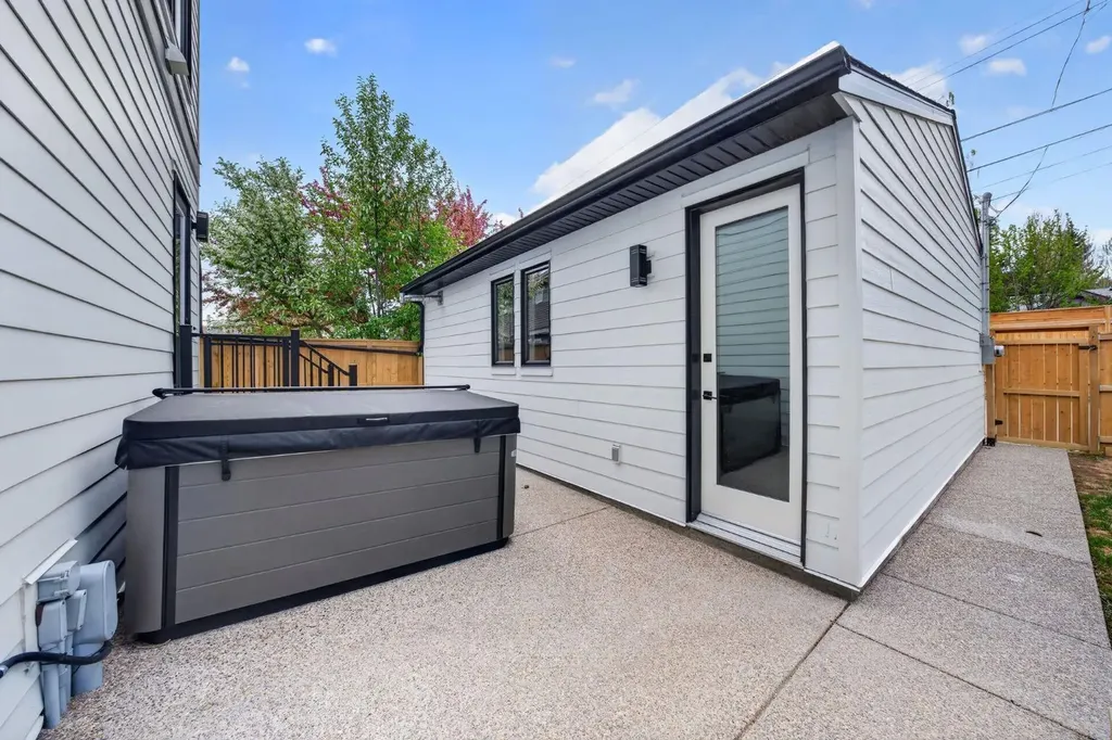6515 Longmoor Way SW Calgary AB T3E5Z8
