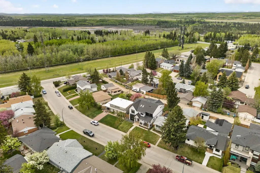6515 Longmoor Way SW Calgary AB T3E5Z8