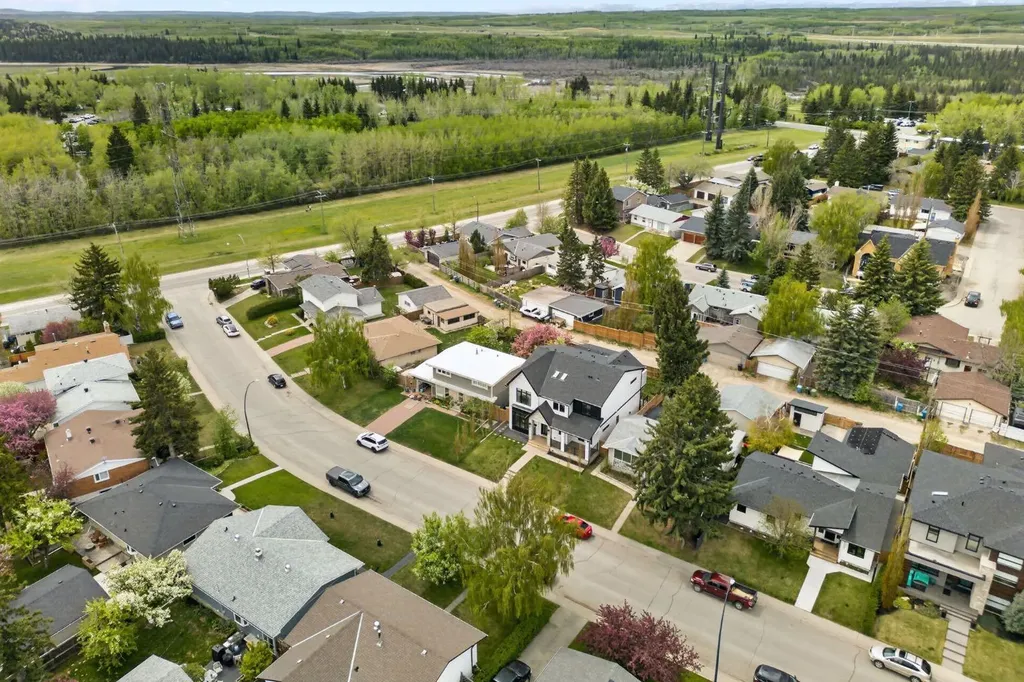 6515 Longmoor Way SW Calgary AB T3E5Z8