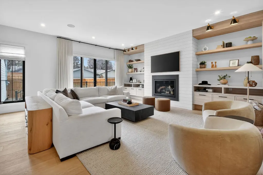 6515 Longmoor Way SW Calgary AB T3E5Z8