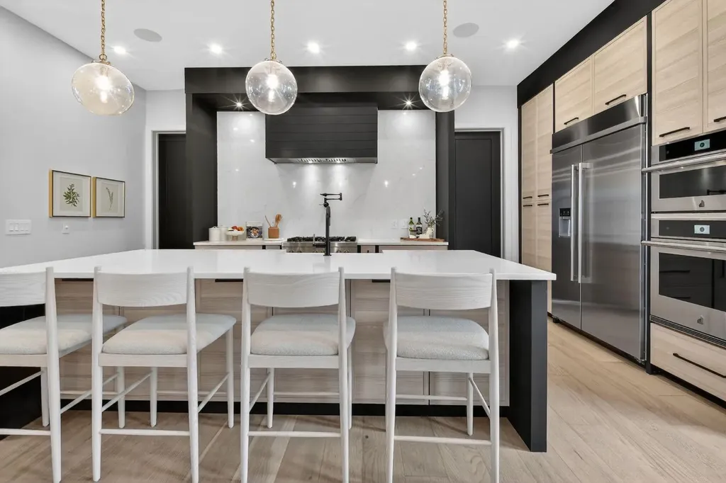 6515 Longmoor Way SW Calgary AB T3E5Z8